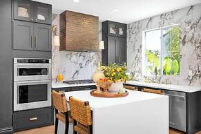 @marbella Lane - Stylish Dream Home in RMV w/ Pool