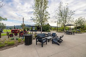 @marbella Lane - Stylish Dream Home in RMV w/ Pool