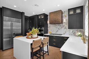 @marbella Lane - Stylish Dream Home in RMV w/ Pool