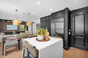 @marbella Lane - Stylish Dream Home in RMV w/ Pool