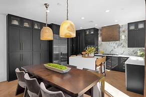 @marbella Lane - Stylish Dream Home in RMV w/ Pool