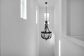 @marbella Lane - Stylish Dream Home in RMV w/ Pool