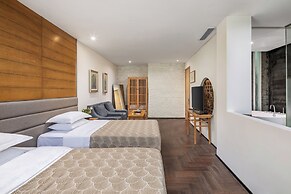 He She Courtyard Free pick-up train station stay 3 nights