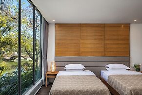 He She Courtyard Free pick-up train station stay 3 nights
