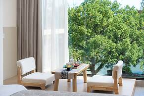 He She Courtyard Free pick-up train station stay 3 nights
