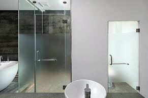 He She Courtyard Free pick-up train station stay 3 nights