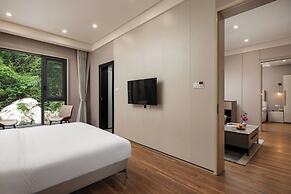 He She Courtyard Free pick-up train station stay 3 nights