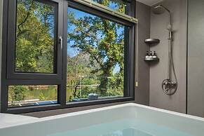 Guilin Mountain & Garden Retreat