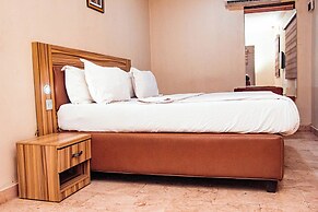 DEES HOTELS APARTMENT & SUITES