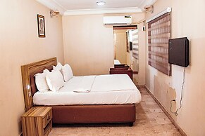 DEES HOTELS APARTMENT & SUITES