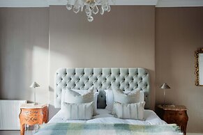 Prestigious Townhouse close to Princes Street