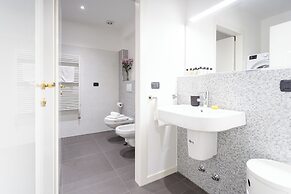 White Flat in Como City Center by Rent all Como