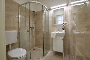 St King 11. Studio Apartments