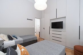 Spacious & Stylish Athens Apartment - Walk To Metro