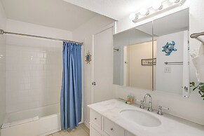 < 1 Mi to Beach: Galveston Condo w/ Fenced Patio