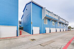 < 1 Mi to Beach: Galveston Condo w/ Fenced Patio