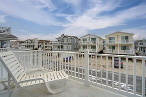 Steps to Beach: Townhome w/ Balcony in Ocean City