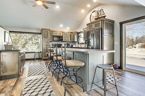 Boat Dock: Riverfront Oconto Home!