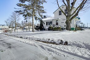 Boat Dock: Riverfront Oconto Home!