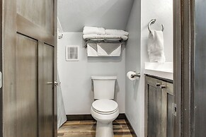 Boat Dock: Riverfront Oconto Home!