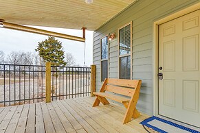 Covered Porch & Fire Pit: Cabin in Richland