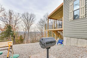 Covered Porch & Fire Pit: Cabin in Richland
