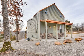 Covered Porch & Fire Pit: Cabin in Richland