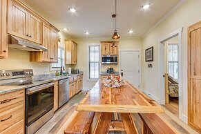 Covered Porch & Fire Pit: Cabin in Richland