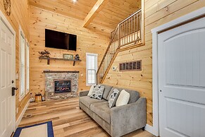 Covered Porch & Fire Pit: Cabin in Richland