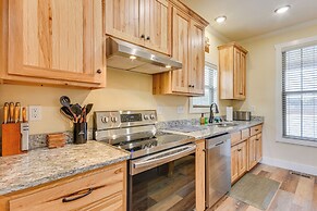 Covered Porch & Fire Pit: Cabin in Richland