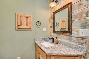 Covered Porch & Fire Pit: Cabin in Richland