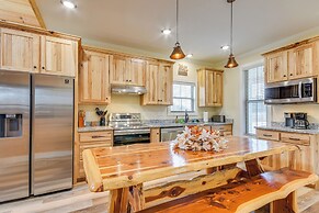 Covered Porch & Fire Pit: Cabin in Richland