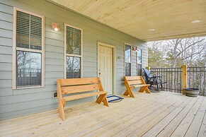 Covered Porch & Fire Pit: Cabin in Richland