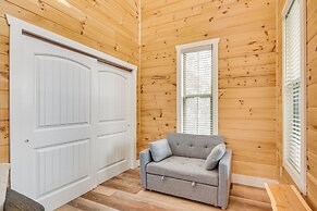 Covered Porch & Fire Pit: Cabin in Richland