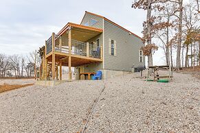 Covered Porch & Fire Pit: Cabin in Richland