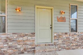 Covered Porch & Fire Pit: Cabin in Richland