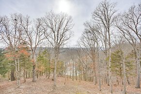 Covered Porch & Fire Pit: Cabin in Richland