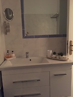 ILION Air Host - Near Athens International Airport