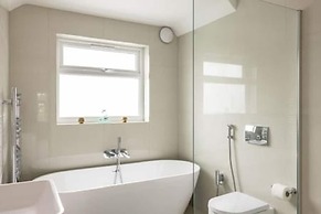 Tudor House Kingston Luxury 5 bed Villa