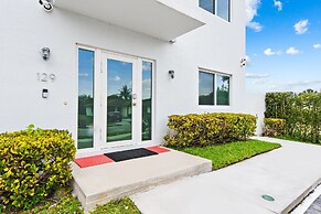 Unique Retreat - Unit C: Charming 2nd-floor Escape