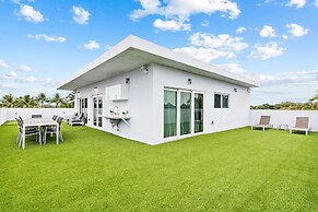 Unique Retreat - Unit C: Charming 2nd-floor Escape