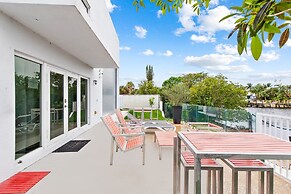 Unique Retreat - Unit C: Charming 2nd-floor Escape