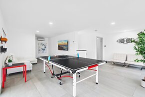 Unique Retreat - Unit C: Charming 2nd-floor Escape