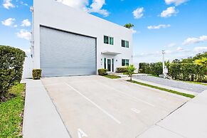 Unique Retreat - Unit E: Rustic 3rd-floor Hideaway