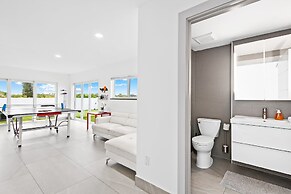 Unique Retreat - Unit E: Rustic 3rd-floor Hideaway