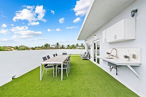 Unique Retreat - Unit E: Rustic 3rd-floor Hideaway