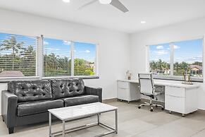 Unique Retreat - Unit D: Cool 2nd-floor Retreat