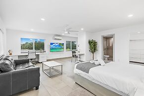 Unique Retreat - Unit D: Cool 2nd-floor Retreat