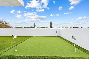 Unique Retreat - Unit D: Cool 2nd-floor Retreat