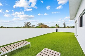 Unique Retreat - Unit D: Cool 2nd-floor Retreat